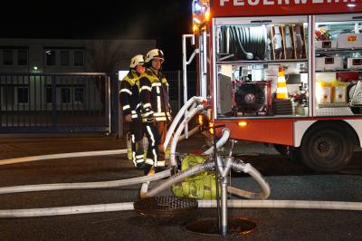Oelbronn: Vollbrand einer Akku Industriehalle im Industriegebiet